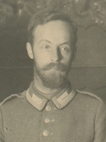 Datei:N21.5 Neumann Fotos 014 Neumann Portr Febr 1917.jpg